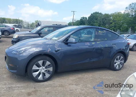 2023 Tesla Model Y Awd/Long Range Dual Motor All-Wheel Drive z USA, uszkodzony, nr VIN 7SAYGDEE3PF879552